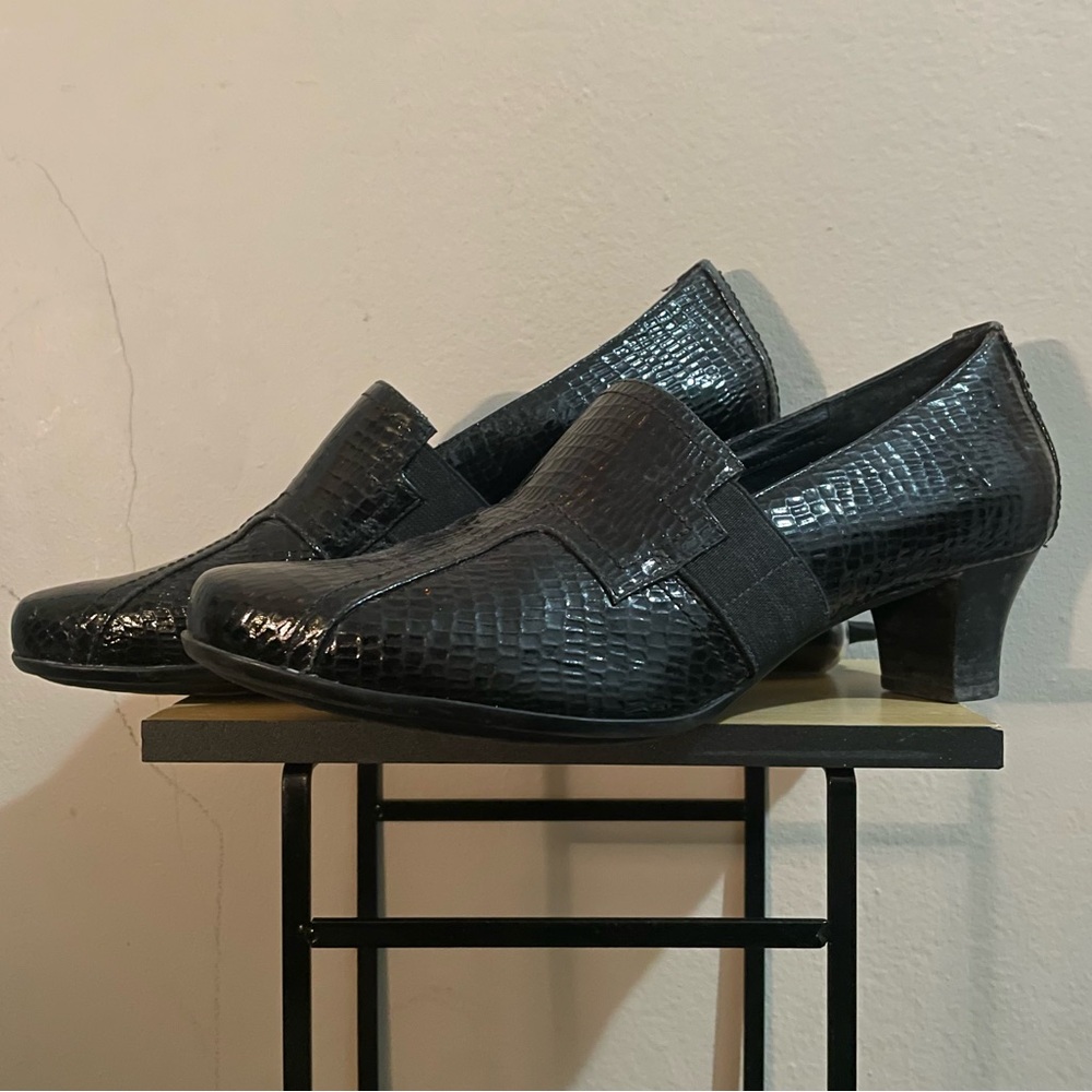 Aravon Black Snake Skin Textured Low Heel Loafers Size 10